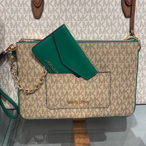 MICHAEL KORS JET SET ITEM LG 2 in 1 CARD CASE & WRISTLET
Palmetto Green
NWT - Picture 13 of 16